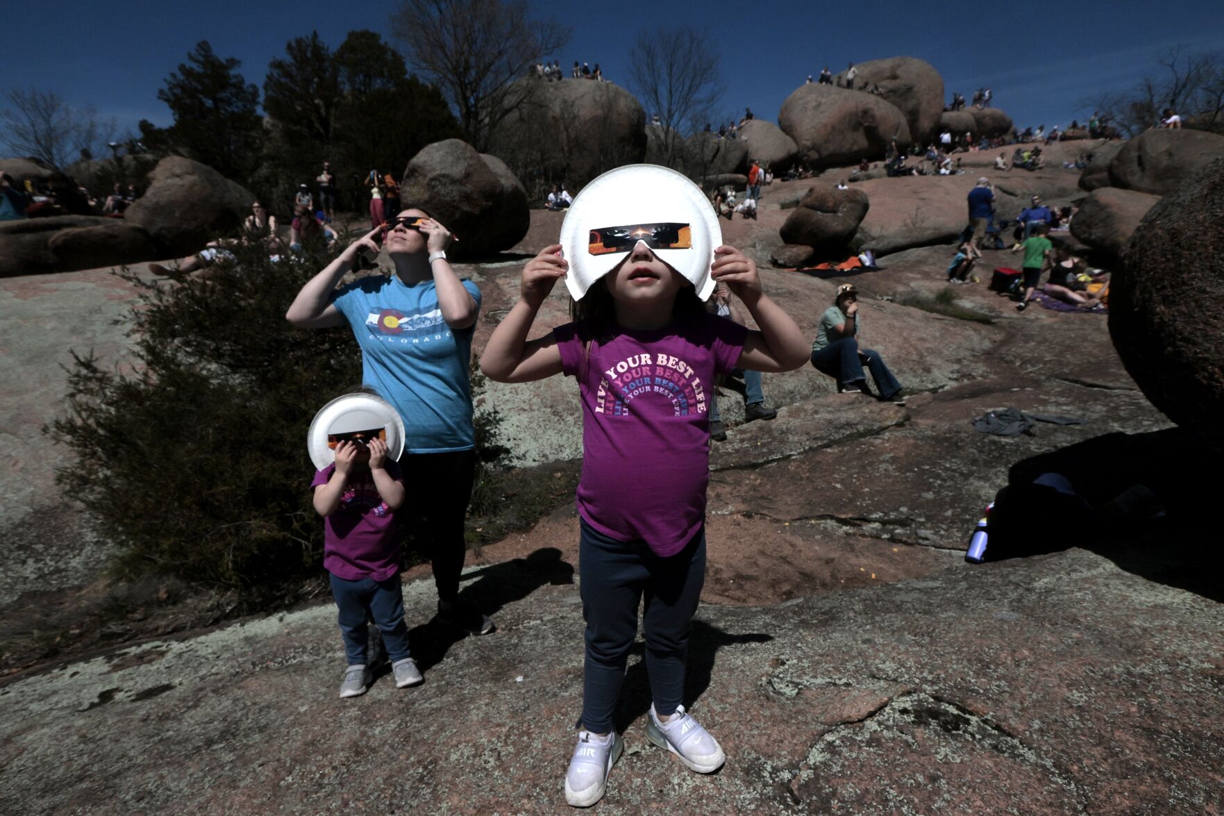 Crowds at Elephant Rocks enjoy 2.18 minutes of totality